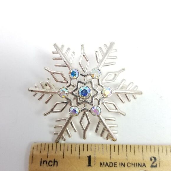 Vintage Rhinestone Snowflake Brooch, Silver Tone, Winter Snow Lapel Pin - Picture 3 of 6